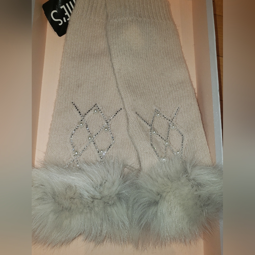 Mithie's 100% wool w blue fox hair skin one size fits faux pearls mittens glove